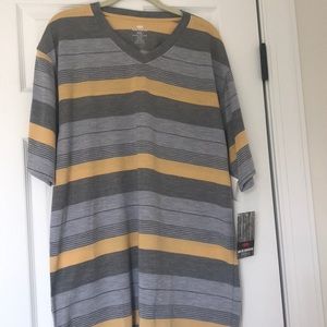 😎🦏NWT-Red Rhino Striped V-Neck🦏😎